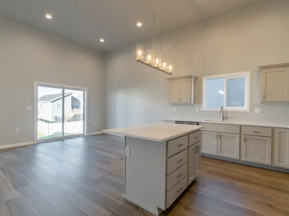 3725 33rd St S, Moorhead, MN 56560