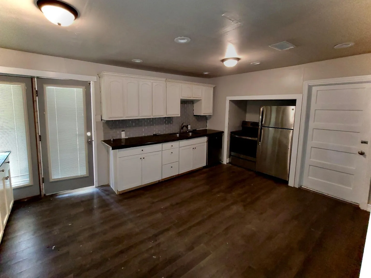 2 bed, 1.0 bath, 828 sqft, $1,200 — Photo 4