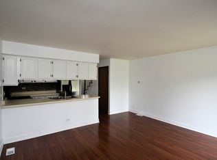 510 Nicole Dr APT C, Bartlett, IL 60103