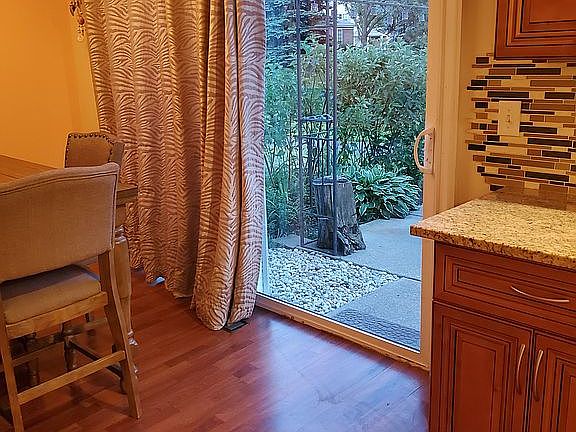 5th image of 121 E Shag Bark Ln