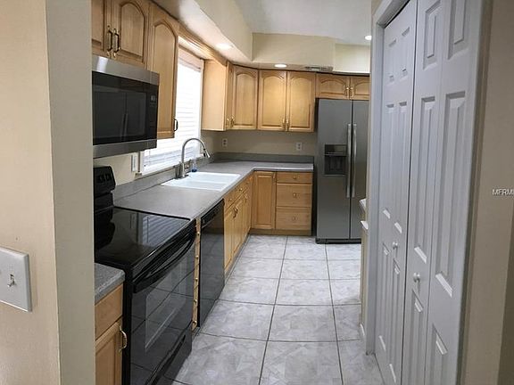 3rd image of 128 Ludlow Dr