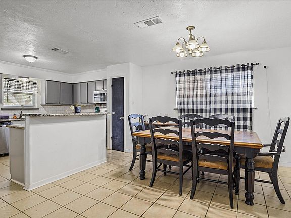 4th image of 371 Somerset Ct