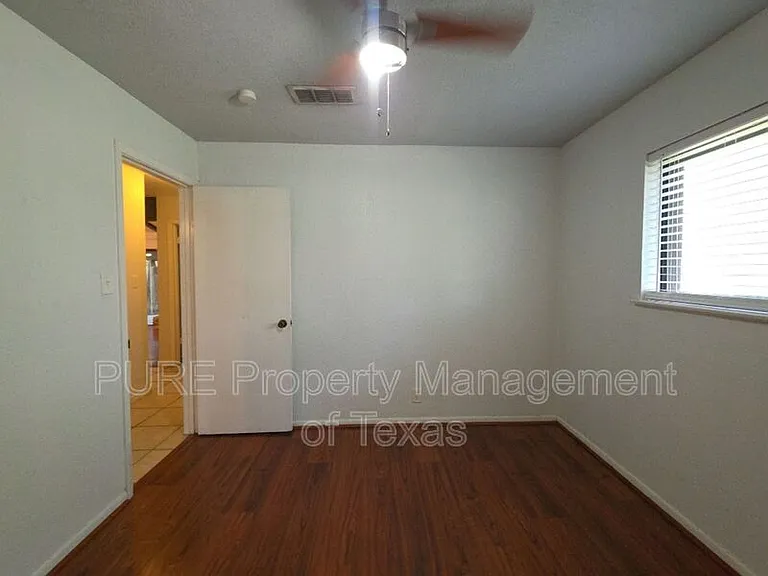 3000 Lakeside Dr — Photo 36