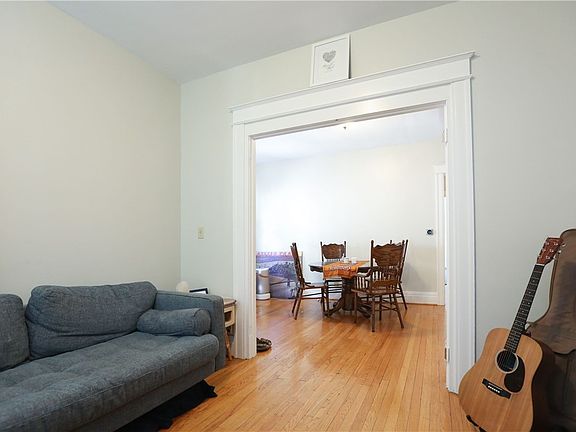 4th image of 294 Laburnam Cres