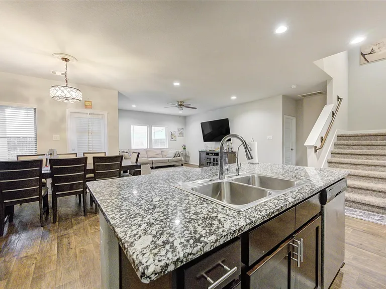 1615 Goose Island Ln — Photo 25