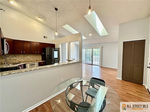 5th image of 111 Lindsey Ct #3416