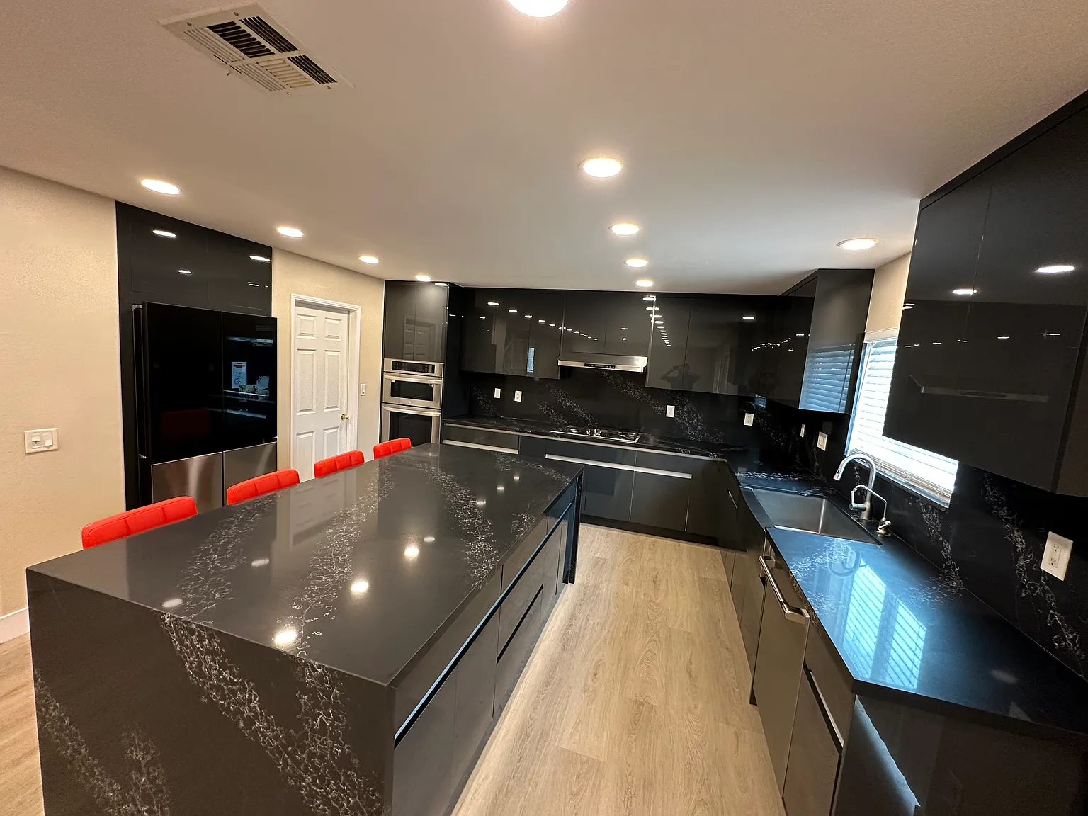 5 bed, 2916 sqft, $4,600 — Photo 2