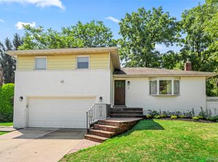 2 Lydia Ct, Albertson, NY 11507