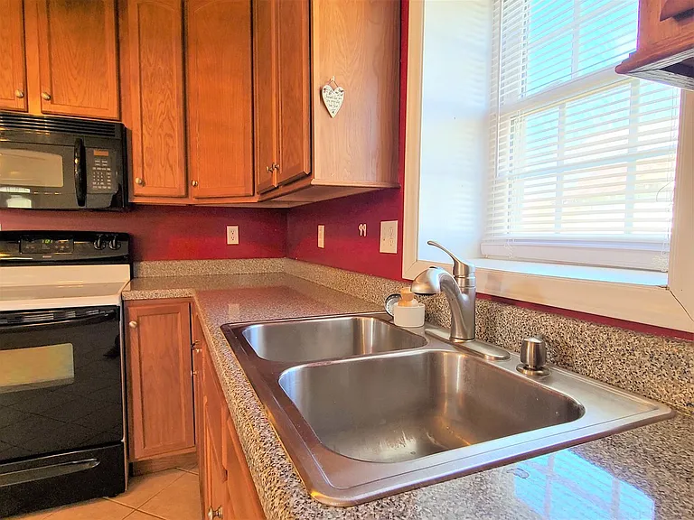 121 Fairfax Rd — Photo 12