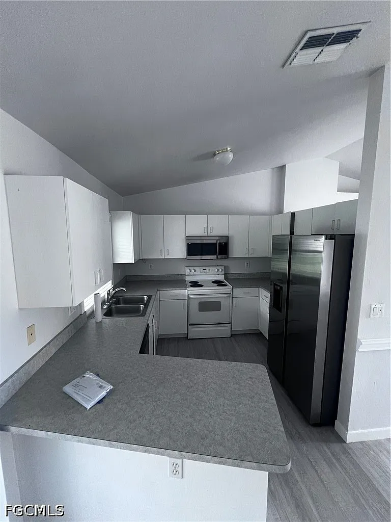3 bed, 2.0 bath, 1388 sqft, $1,950 — Photo 2