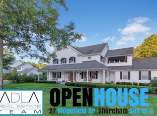 27 Ridgefield Dr, Shoreham, NY 11786