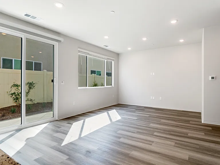 2054 Bergamot St — Photo 8