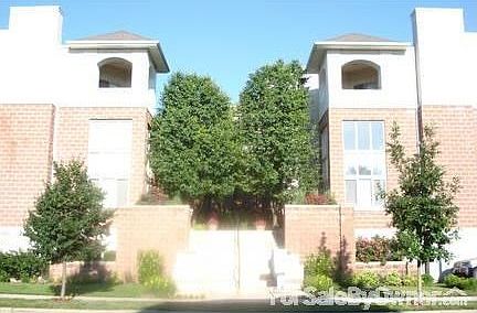 1st image of 220 Des Plaines Ave