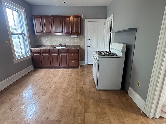 3rd image of 112 Palisade Ave Floor 1