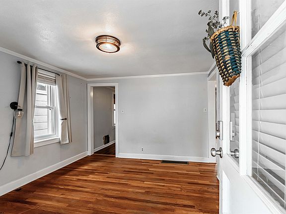2nd image of 646 Hayes St