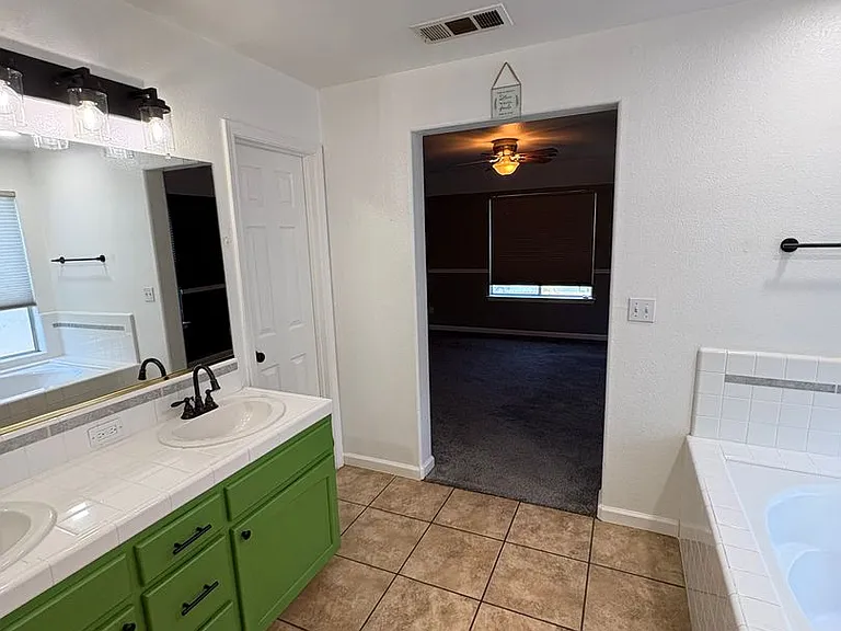 534 W Russell Ave — Photo 16