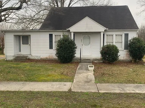 600 6th St, Etowah, TN 37331