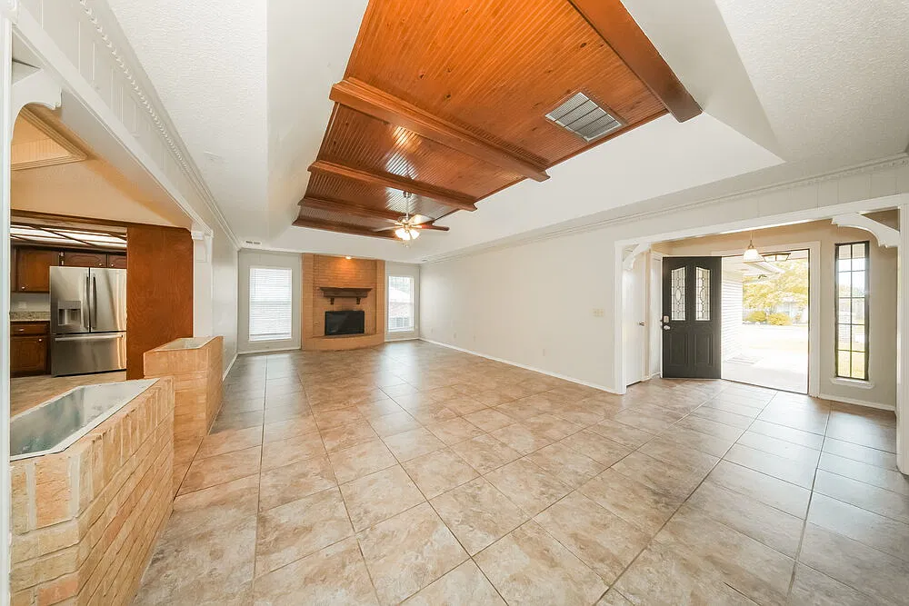 3 bed, 2.0 bath, 1742 sqft, $2,260 — Photo 3