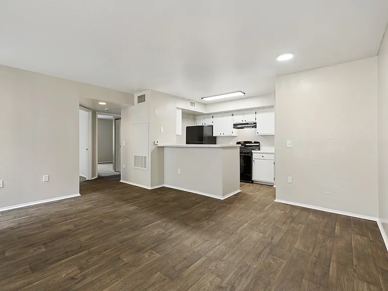 Glen Oaks Apartments — Photo 10