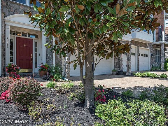 Gorgeous Landscaped Front Yard