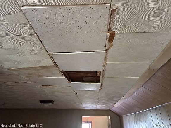 5th image of 18581 Goddard St
