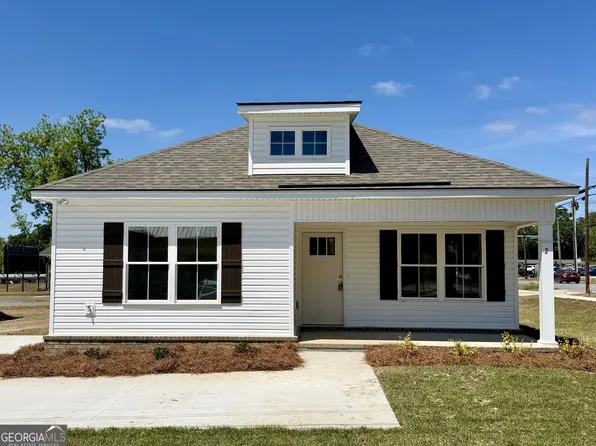 2 Roundtree St, Statesboro, GA 30458