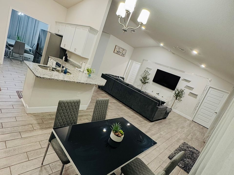 1st image of 206 Diplomat Pkwy E #1