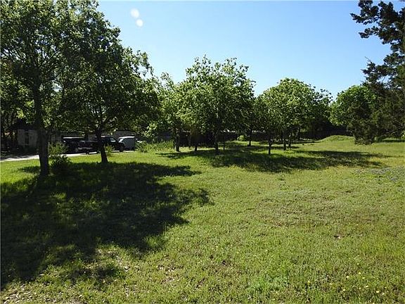 4th image of 1004 Oakwood Dr