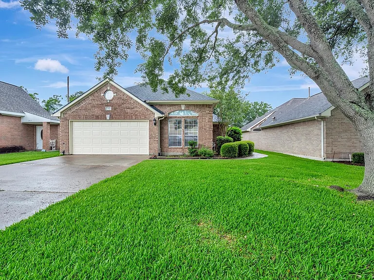 2421 Baycrest Dr — Photo 1
