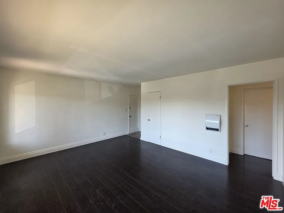 3 bed, 1.0 bath, 1000 sqft, $3,100 — Photo 3