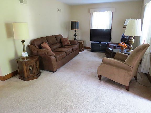 2nd image of 217 Fuller Dr NE