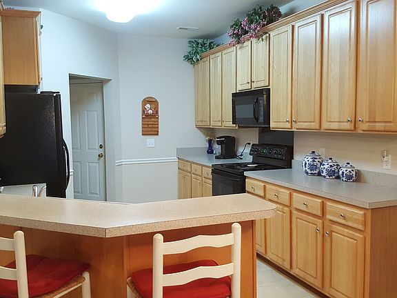 Kitchen w/ Bar & Pantry