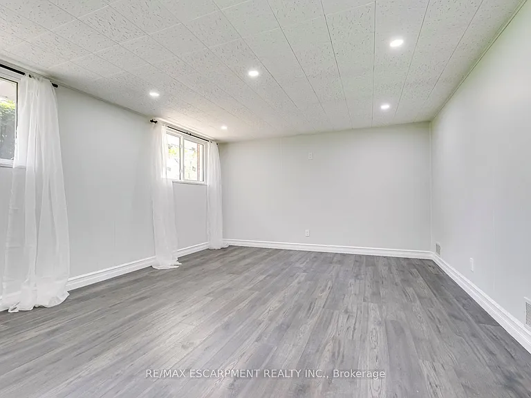 356 Dunlop Cres — Photo 28