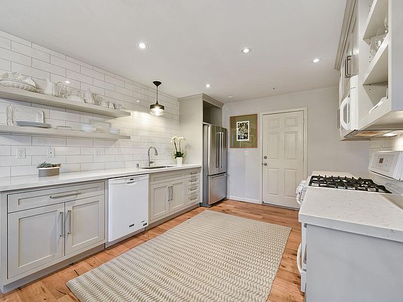 3rd image of 18867 Beatrice Dr