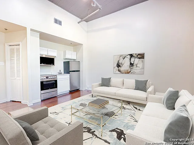245 Losoya St #B — Photo 5