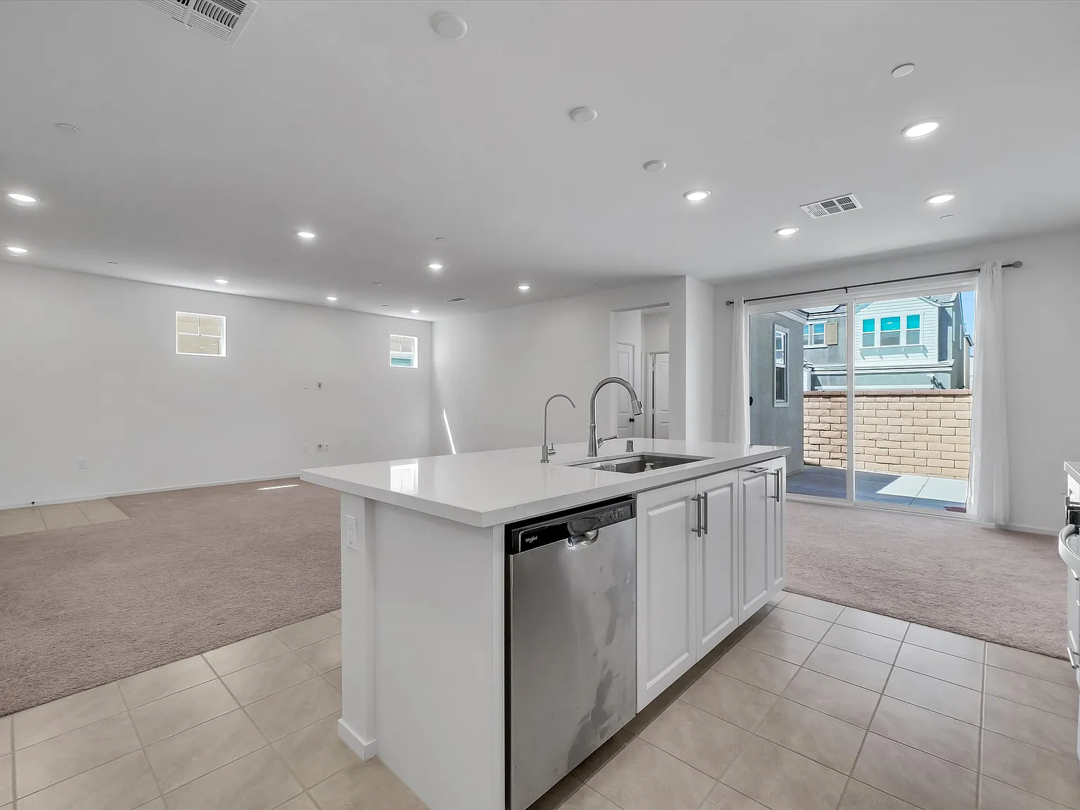 4 bed, 2360 sqft, $3,650 — Photo 3