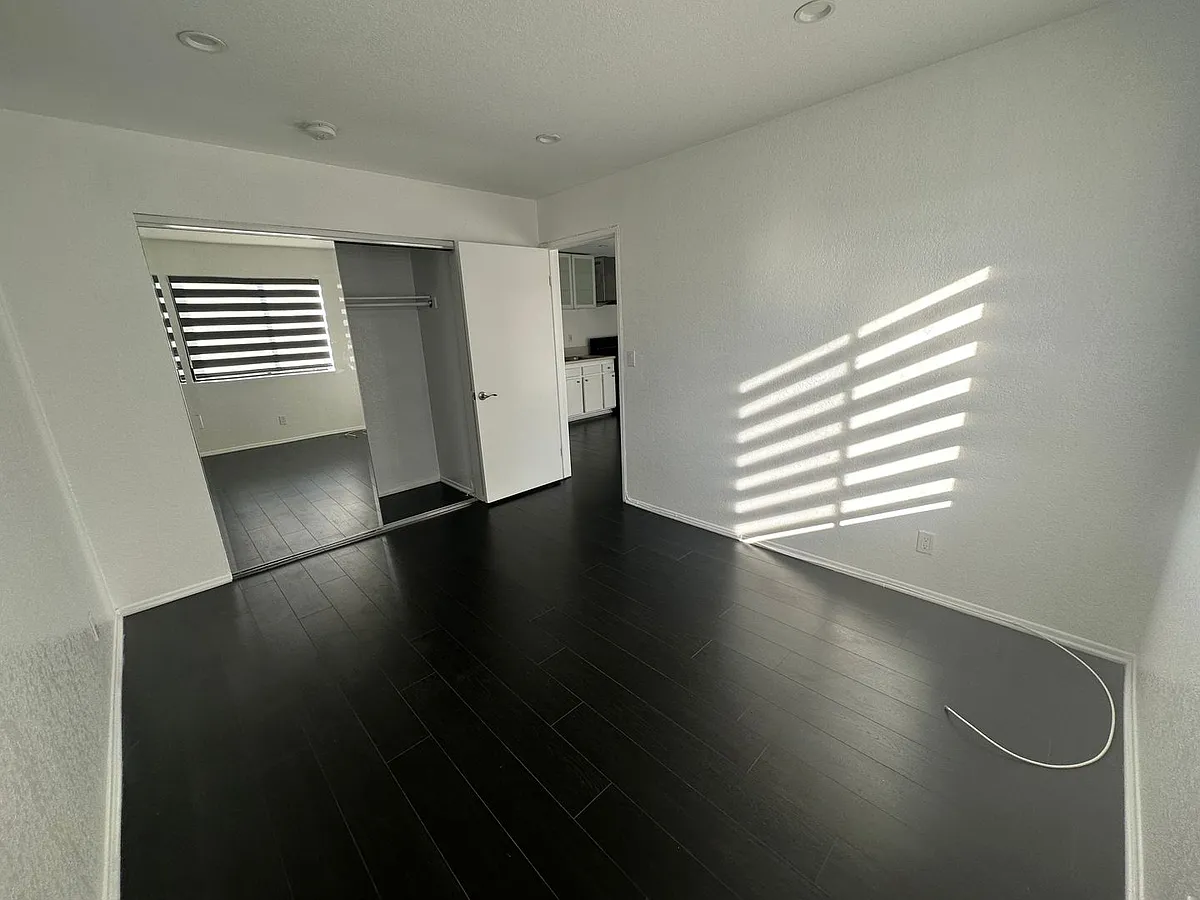 Building Photo - 827 S Wilton Pl