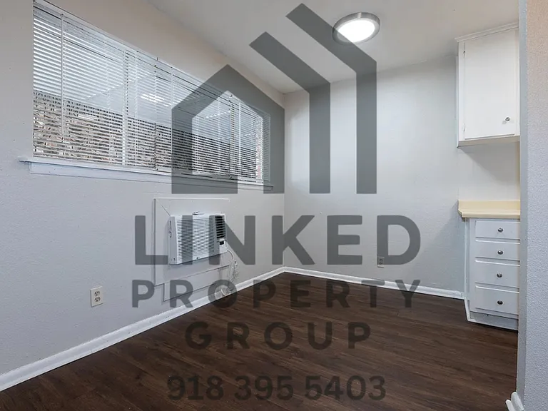 One Bedroom Apartments on Marshall! — Photo 3