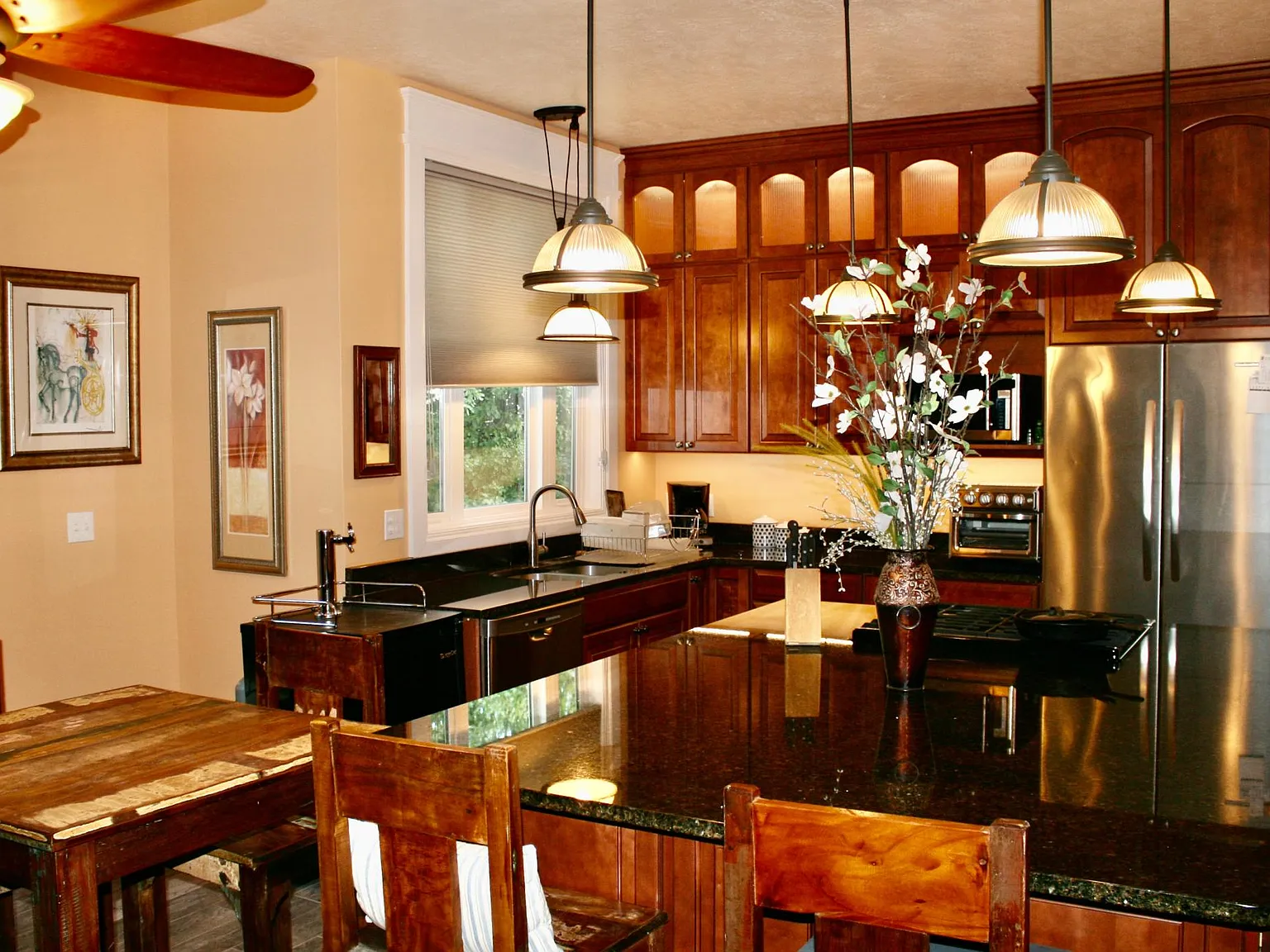 2 bed, 850 sqft, $2,400 — Photo 2