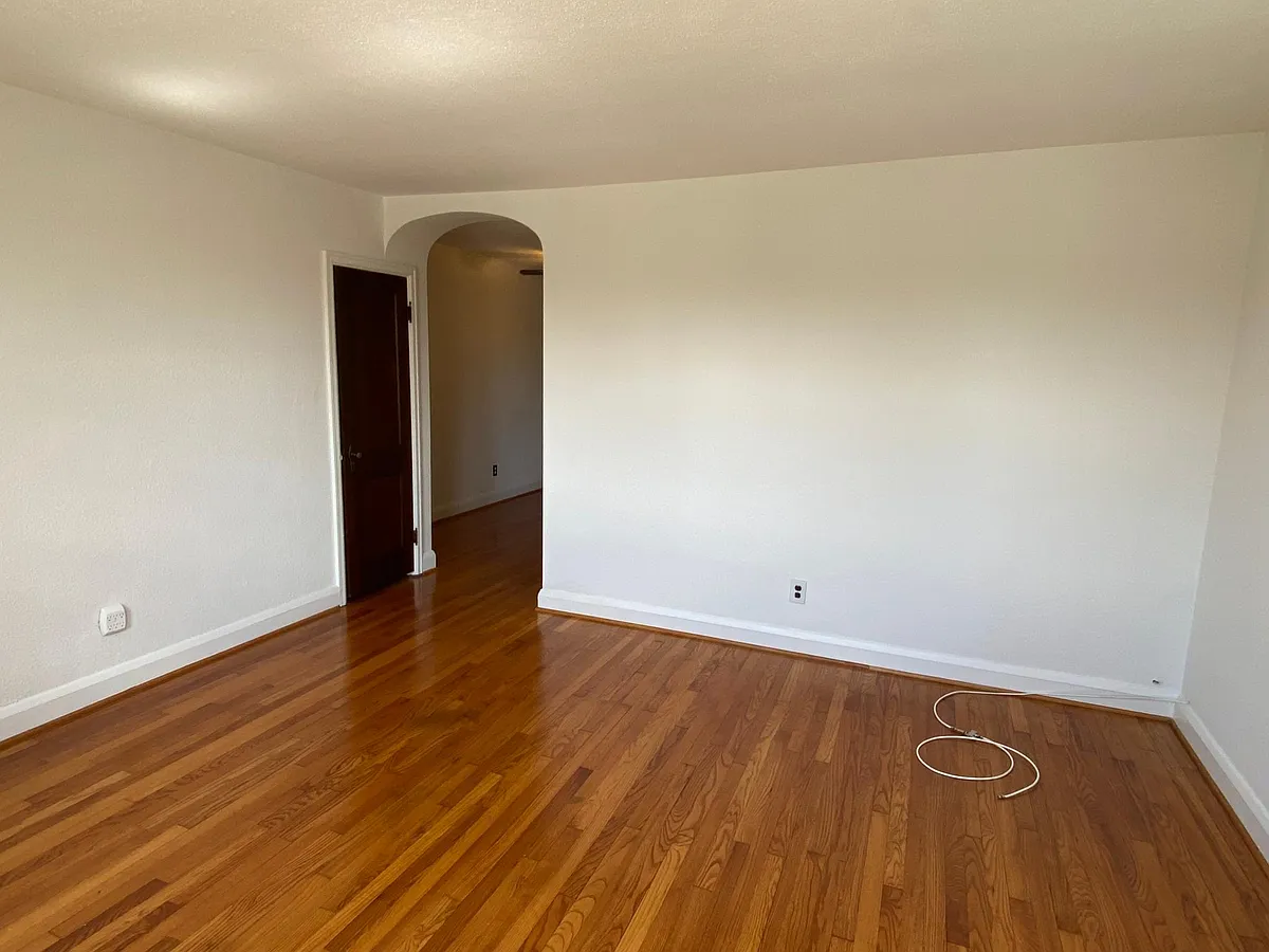 Building Photo - 5110 Leeds Ave #2