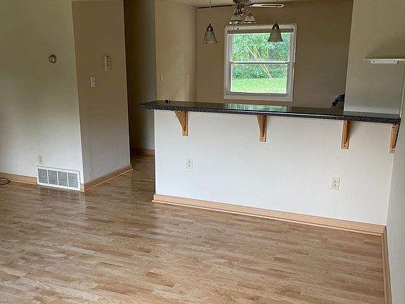 4th image of 941 Woodland Ave
