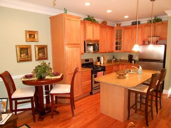 Kitchen & Eating Area