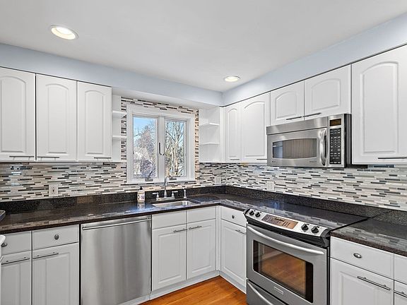 3rd image of 150 Hubbard St #B