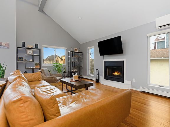 2nd image of 515 W Hudson St Floor 2