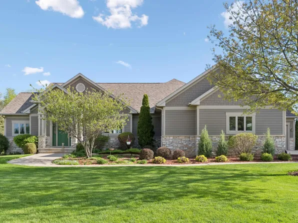 1005 Ashbury Cir, Waverly, IA 50677