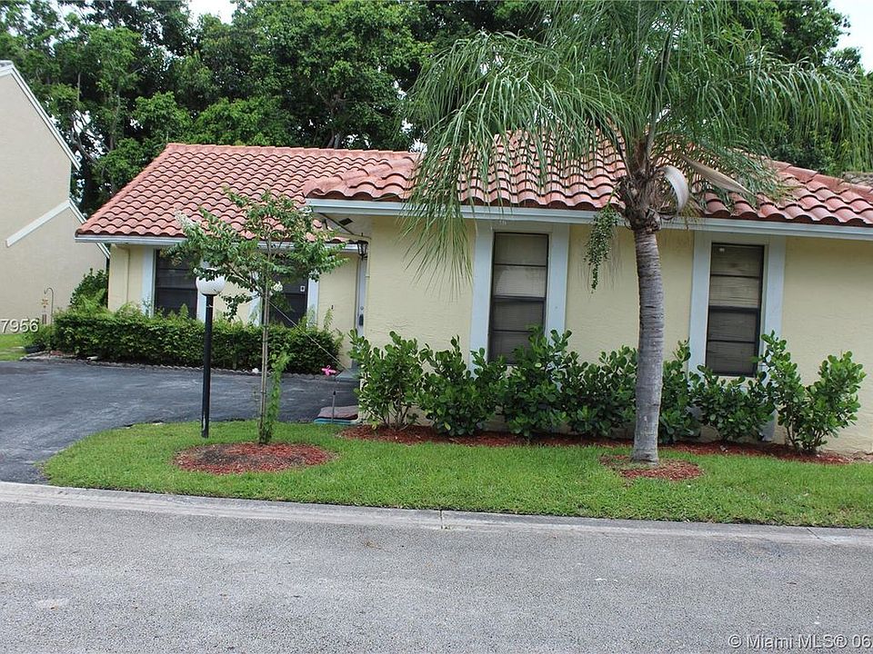 1st image of 390 Shadow Wood Ln