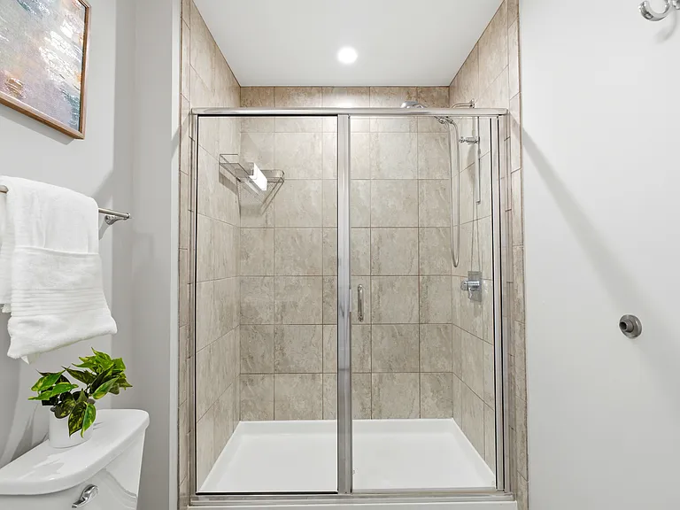 En Suite Full Bath