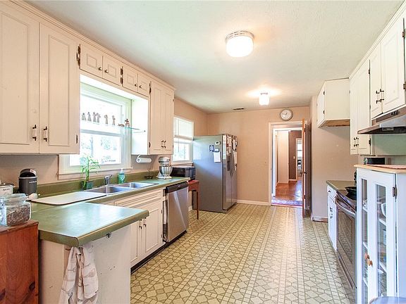 4th image of 208 Highland Ave