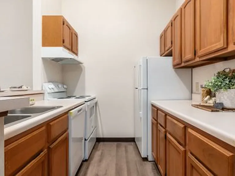 Southampton Apartments — Photo 32