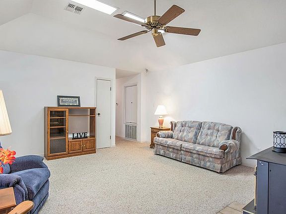 3rd image of 514 Krenek Ln